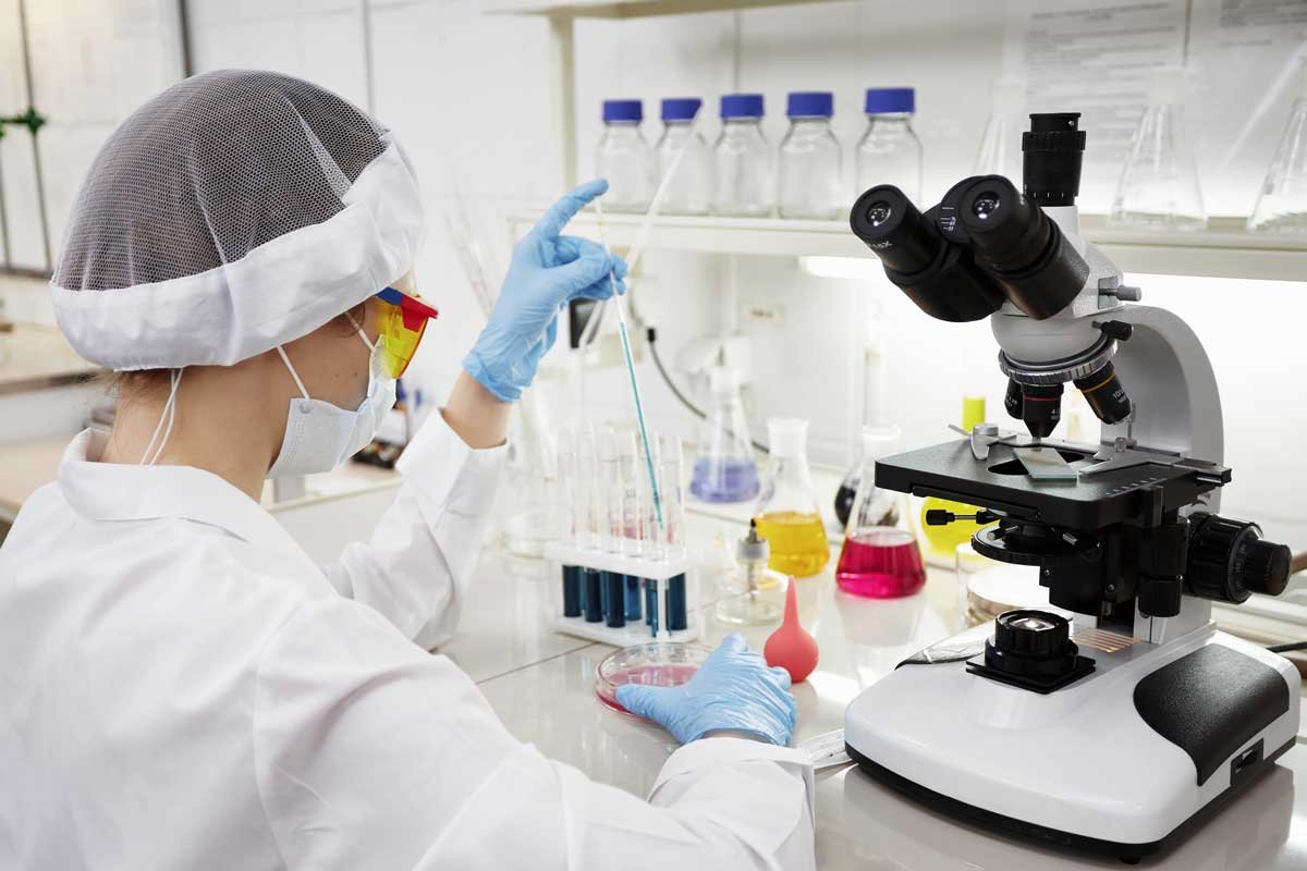 cientifico-atractivo-joven-estudiante-doctorado-observando-cambio-color-indicador-azul-tubo-vidrio