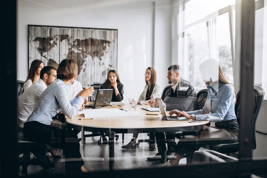 grupo-personas-trabajando-plan-negocios-oficina